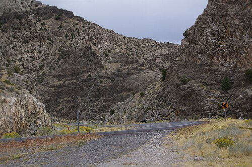 ユタ州西部のスカルロック峠から下る US-50