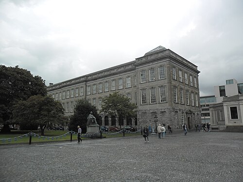 ダブリン大学トリニティ・カレッジの旧図書館（上層階に「灰色のバリーノッカン花崗岩」を使用して建てられた）[71]