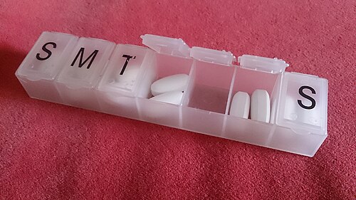 曜日ごとにラベルの付いた仕切りが付いたプラスチック製のボックス