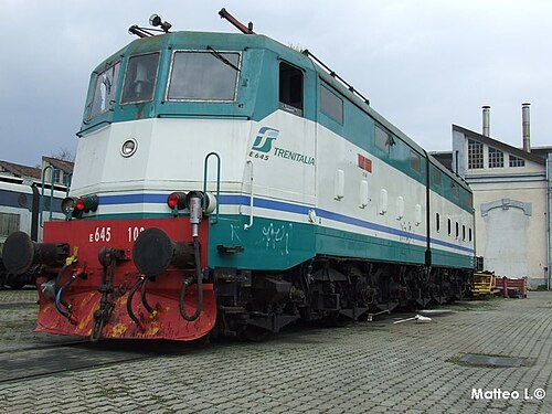 最初のシリーズ E.645、FS クラス E.636 のようなキャブ付き