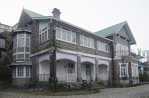 大きな2階建ての石造りの建物