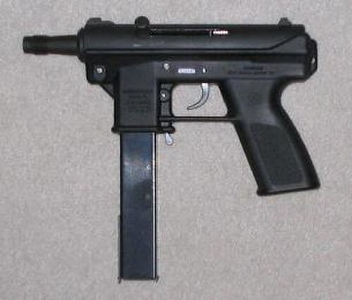32発装填可能なマガジンを備えたIntratec TEC-DC9。この半自動拳銃は、ネジ切り加工された銃身と、ピストルグリップの外側に装着されるマガジンを備えており、これらは連邦攻撃用武器禁止法に規定されている特徴のうちの2つである。