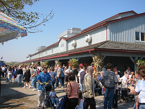 建物の前で集まる群衆。