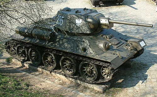 ポーランドのポズナンにあるソ連製のポーランド製 T-34 中戦車モデル 1942。モデル 1942 の六角形の砲塔は、以前のモデルと区別するものです。