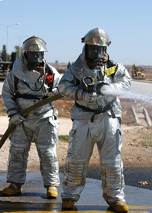 トルコのインジルリク空軍基地で行われた訓練中に、MOPP 4レベルの防護服を着用したトルコの消防士たち。