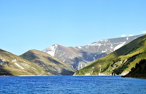 コーカサス山脈で最も深い湖であるケゼノヤム湖は、主にヴェデンスキー地区に位置しています。