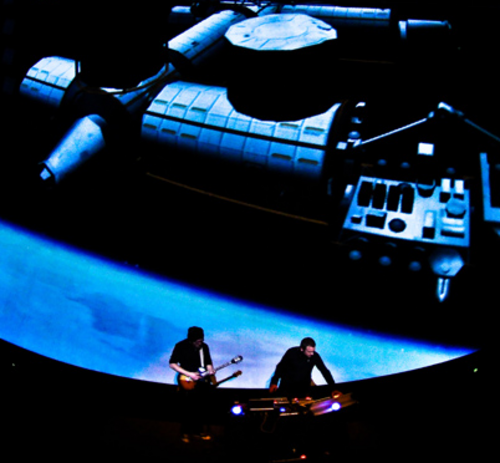 2009 年のステージ上の Carbon Based Lifeforms。Vadestrid (右) がライブ ギタリストとともに演奏しています。