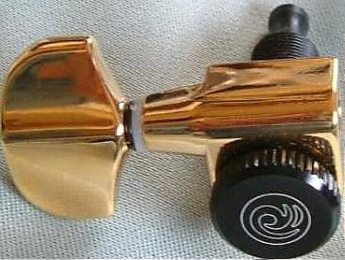 楽器から取り外された閉じたマシンヘッド