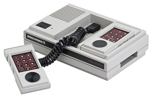 短い黒い螺旋で接続された数字のゲームパッドを備えた長方形のゲームコンソール