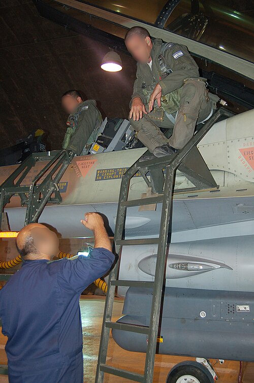 2007年の作戦後、パイロットと航法士（WSO）がラモン空軍基地でF-16I戦闘機から降りる。