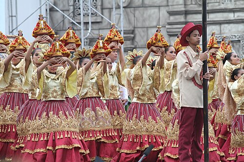 シヌログ祭りはサントニーニョを記念して開催される。
