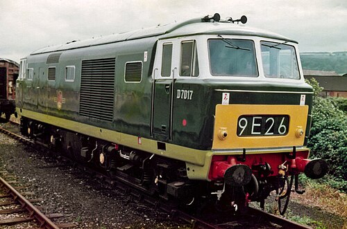 クラス 35 Hymek (No. D7017) が 1960 年代の緑とライムの塗装に復元されました