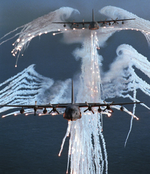 MC-130Pコンバットシャドウ航空機が照明弾を発射している。