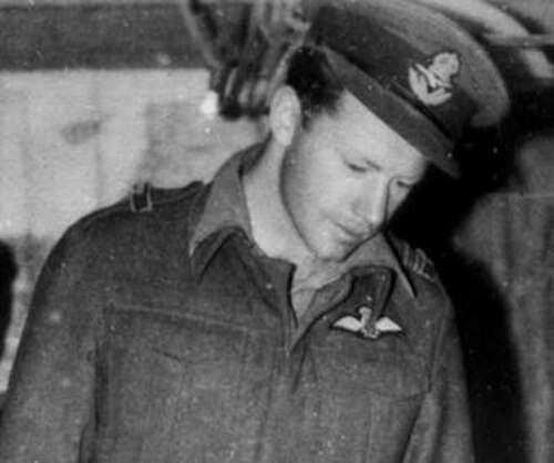 第二次世界大戦時代のイギリス空軍の制服を着た男性