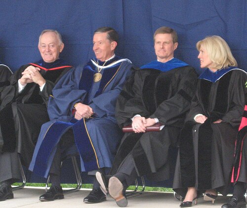 2008 年 4 月の BYU 卒業式に出席したサミュエルソン氏とエレイン S. ダルトン氏、W. ロルフ カー氏、デビッド A. ベドナー氏。