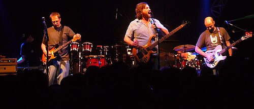 2007 年 3 月 3 日、モーは曲の合間に楽器のチューニングをしています。左から、ジム・ロックリン、チャック・ガーベイ、ロブ・ダーハック、ヴィニー・アミコ、アル・シュニアー。