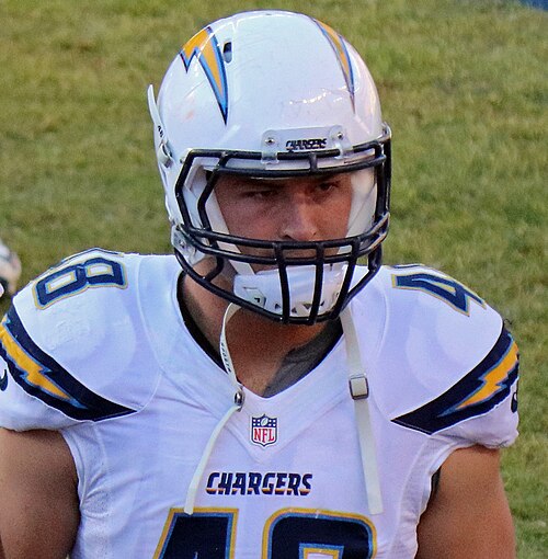 ラインバッカーのニック・ズブナーは、NFLのサンディエゴ・チャージャーズとテネシー・タイタンズでプレーする前に、カリフォルニア・ポリテクニック大学を2012年のビッグスカイ・カンファレンスのフットボールタイトルの共同獲得に導きました。