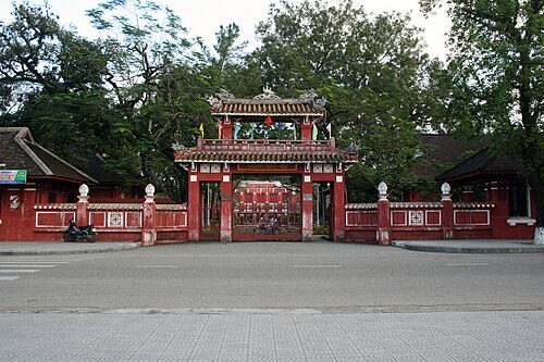 Quốc Họcの門 – フエ英才高等学校