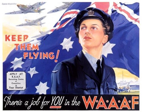 WAAAF の募集ポスターには、オーストラリア国旗と飛行中の単発機を背景に WAAAF の制服を着た女性が描かれており、「飛行を続けよう!」「WAAAAF にはあなたのための仕事があります」というキャプションが添えられている。