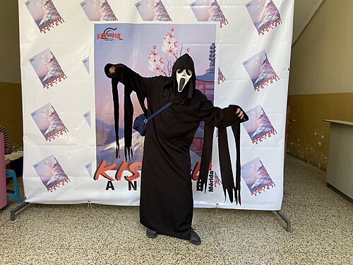 ゴーストフェイスのコスチュームを着た人