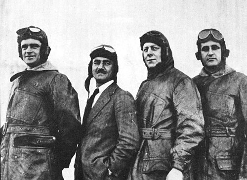 飛行ヘルメットとゴーグルを装着した4人の男性