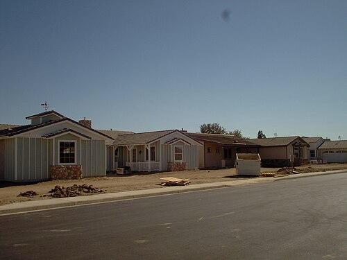 カリフォルニア州シャフターのビュートコートで建設中の住宅