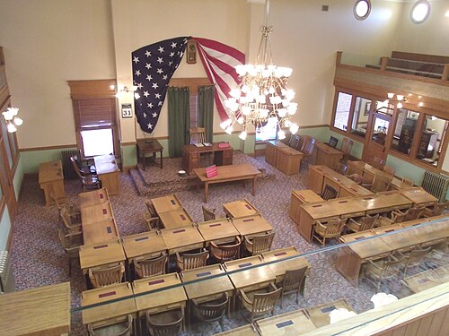 アリゾナ州議会議事堂博物館の 4 階から、ギャラリーから元の下院議場を見下ろした景色。