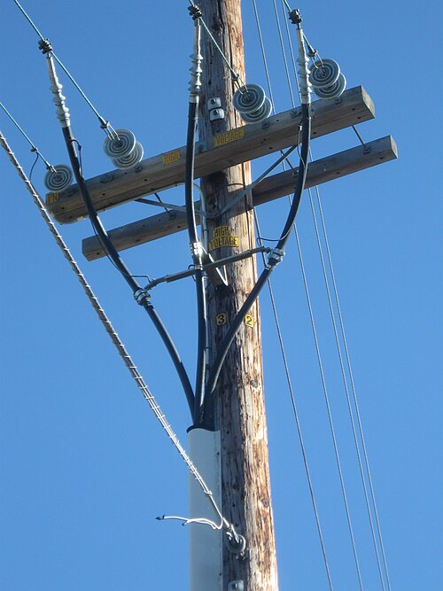 4160ボルトの電力線を架空から地中へ移行