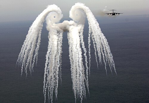 C-17グローブマスターIIIの後方で発生したフレア煙に見られる翼端渦。別名「スモークエンジェル」。