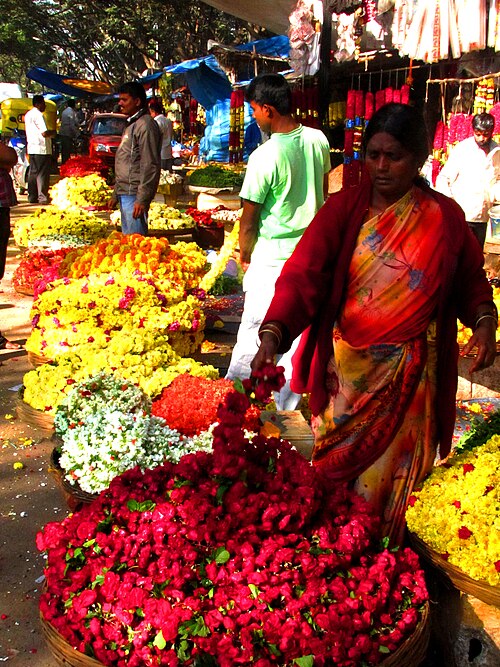 インド、バンガロールのマディワラ市場の花売りたち