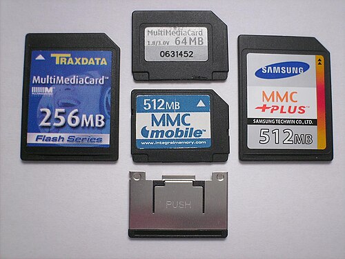 4種類のMMCカード（MMC、RS-MMC、MMCplus、MMCmobile、メタルエクステンダー）の表面