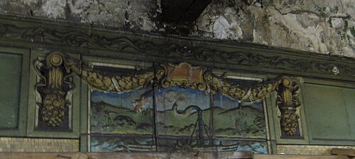 レキシントン・アベニュー線駅のタイル装飾の詳細。ロバート・フルトンが建造した蒸気船「クレルモン号」が描かれている。