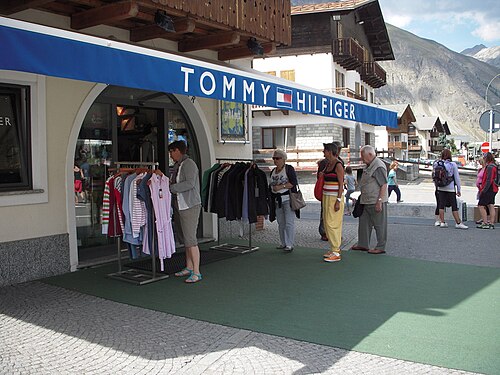 2012年イタリアのリヴィーニョにある店舗
