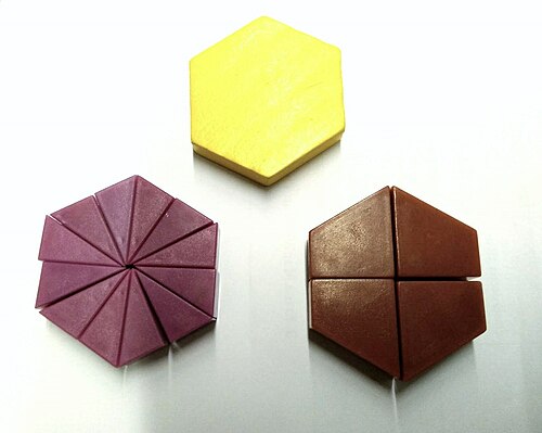 紫色の三角形と茶色の四角形は、分数のパターンブロックのもう1組です。