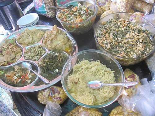 マンダレーのラペット屋台で試食する人々