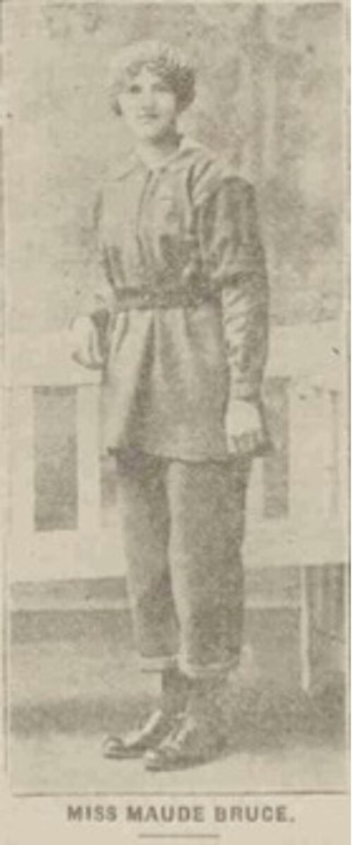 モード・ブルースは、1916年から1917年頃、軍需工場の制服を着て写っている。