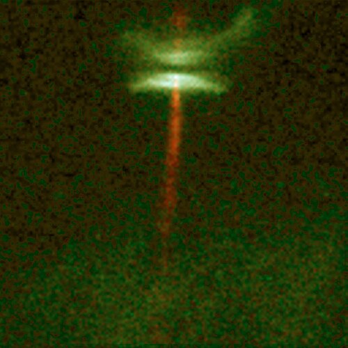 おうし座にある原始惑星系円盤HH-30 ― この円盤からは赤みがかった恒星ジェットが放出されている。