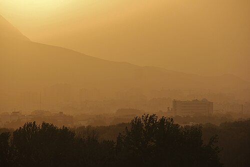 シラーズの夕日（北西方向を望む） – 右下にはコウサル病院が見える