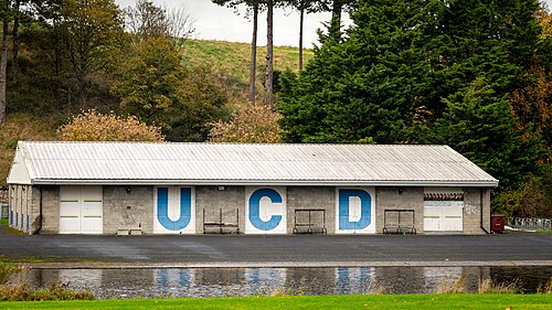リフィー川沿いにある UCD のクラブハウス。