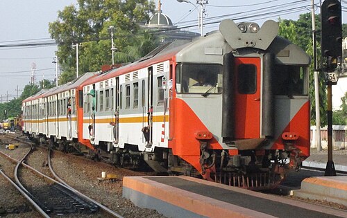 スラバヤ グベン駅にある KA Delta Ekspres (現在は Commuter Line Supas) の列車セット、2011 年。