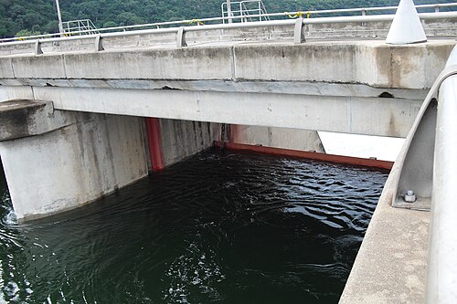 アコソンボ水力発電ダムの水門。