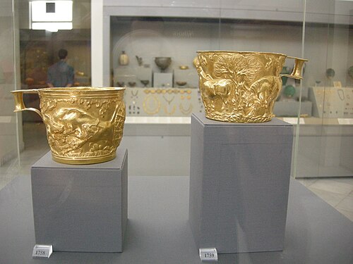 ヴァフィオの杯；紀元前1675年～1410年；金製；高さ7.8cm、直径10.7cm；ギリシャ、ラコニア地方ヴァフィオ出土；アテネ国立考古学博物館所蔵