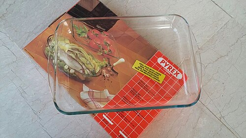 1980 年代から 1990 年代のオリジナルの箱の上に置かれた透明な長方形のガラス皿。
