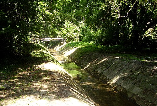 ドナウ川に流れ込む全長44kmのラコス川は、ラコスメンテという名前に由来する。