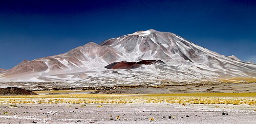 ラス グルータスから見たインカワシ。東側の溶岩ドームと北東側の単成火山がはっきりと見えます。