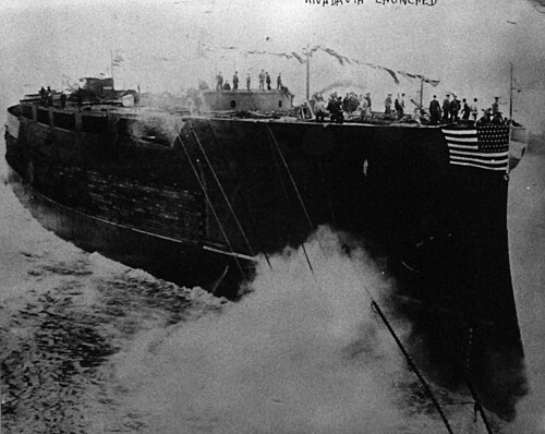主武装の多くを欠き、基本的な船体のみとなっている戦艦リヴァダビアの進水