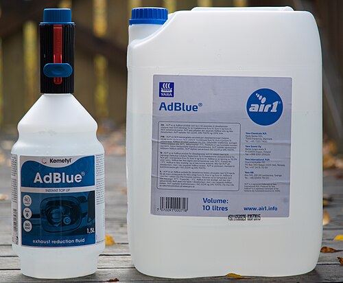 小さなボトルと大きな缶、どちらも「AdBlue」とラベルが貼られている