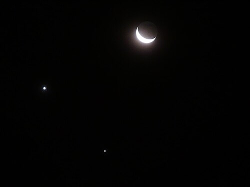 2008 年 12 月 1 日にブラジルのサンパウロから見た、金星 (左) と木星 (下) の合と、その近くの三日月。