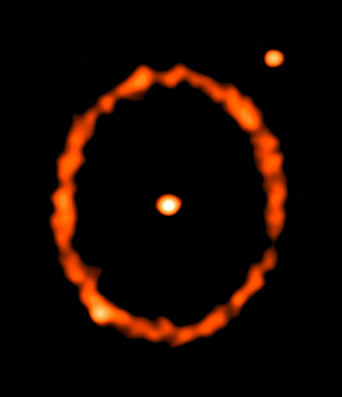 中心には恒星が写っており、リングは恒星から70天文単位離れた位置にあるデブリ円盤の主帯を示しています。主帯は正面から見るとわずかに傾いているため、楕円形に見えます。恒星の他に、画像には2つの点光源が写っています（1つは主帯と一致しています）。これらは背景にある銀河であり、エリダニ星団イプシロン系の一部ではありません。