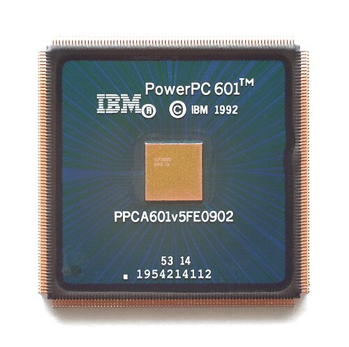 緑色の四角いフラックパッケージに多数のピンが付いており、白い背景にIBMロゴ、PowerPC 601、1992年の著作権表示が記されている。